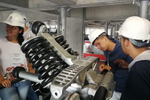 ESTUDIANTES CONOCEN EL SISTEMA